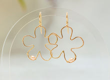 Load image into Gallery viewer, SUMMER Flower & Pearl Earrings
